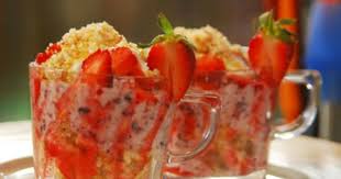 Crunchy Yogurt With Strawberries Kurmura Laddoo Are The Little Sweet And Crunchy Balls Made With Rice Crispies Recipes Yoghurt Recipe Yummy Food Dessert