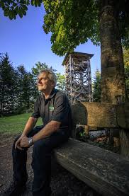 Sie ruft etwas zu ihrer trainerin. Walter Hieber Ist Oft Auf Dem Riesbergturm Der Sozialpadagoge Hat Sich Das Hobby Zum Beruf Gemacht Er Fuhrt Ausflugler In Den Schwabischen Wald Stuttgarter Nachrichten