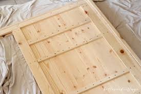 Want to know how to make a headboard out of a repurposed pallet? Make Your Own Diy Rustic Headboard Bellewood Cottage
