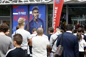 Visitez la boutique du psg en ligne : Video Neymar Au Psg La Boutique Des Champs Elysees Prise D Assaut