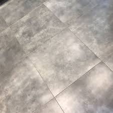 Ebenfalls mit grau möglich ist, einen farbverlauf zu streichen, bei dem das grau nach oben hin heller wird. Feinste Betonoptik Betonoptik Bauhaus Wandfarbe Fliesen Betonoptik