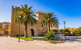 Alcudia's narrow streets has been carefully restored as part of mallorca's new tourist image.alcudia hosts a lot of cultural events, organize a weekly market, traditional fiestas and fairs and classical. Alcudia Der Wunderschone Historische Ort Auf Mallorca Reiseuhu De