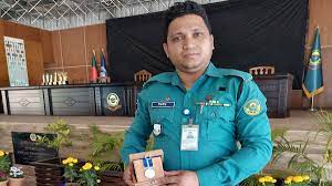 চাকরি হারালেন মানবিক পুলিশ ইউনিটের সেই শওকত | UkhiyaNews.Com