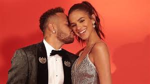 Neymar, 25, gehört mit einem wochengehalt von umgerechnet 665.000 euro zu den bestverdienensten sportlern der welt. Jede Frau Will Eine Nase Wie Die Von Neymars Freundin Video Dailymotion