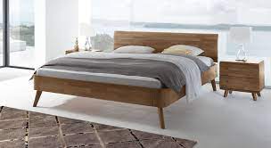 Deshalb bietet ihnen die holzmanufaktur stuttgart das komplette programm: Massives Nussbaum Bett Mit Gebogenem Holzkopfteil Parkano