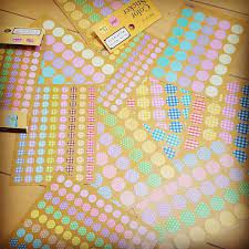 大きさも柄もいろいろ 100均で手に入る丸いシール活用アイデア集 シール 手作り 色紙 寄せ書き アイデア 100均 シール