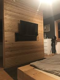 Fernsehwand Im Schlafzimmer Als Raumteiler Holz Rautenschalung In Larche Aussparung Fur Verdeckte Ausfuhrung Der Steck Raumteiler Holz Fernsehwand Raumteiler