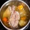 Nella ricetta del pollo in brodo, oltre a pollo o gallina, occorrono altri ingredienti base. 1
