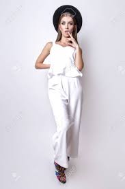We did not find results for: Chica Artistica Y Sexy En Ropa Blanca Y Un Sombrero Negro Posando En El Estudio Sobre Un Fondo Blanco Foto De Moda De Una Hermosa Mujer Joven Fotos Retratos Imagenes Y Fotografia