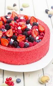Dans une pâtisserie maison à emporter. Entremets Frais Aux Fruits Rouges Et Au Lait D Amande Sucre D Orge Et Pain D Epices