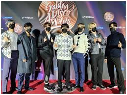 The video clip showed the seven members enjoying the winter snow as they prepare the 2021 winter package for their fans. Bts Member Jungkook Sports A Blonde Hairstyle At 2021 Golden Disc Awards Army Goes Crazy On Social Media K Pop Movie News Times Of India
