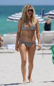Ellie goulding Redondeado en Un rayas monocromo Bikini en XXX porno Fotos