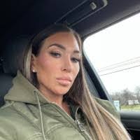 Yeni Valle's Instagram, Twitter & Facebook