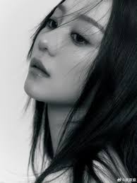 HuYiXuan Weibo Update 5/17/2025 🖤 ~ It's summer.....cool off ~