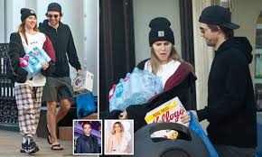 From Red Carpet To Just Got Out Of Bed Suki Waterhouse And Robert Pattinson Daily Mail Online Welcome to you know what i heard, the cut's weekly celebrity gossip column about the peregrinations of the rich and famous. suki waterhouse and robert pattinson