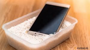 Ce faci daca pica telefonul in apa? Cum Sa Procedezi Daca Ai Scapat Telefonul In Apa Si Cum Sa Scoti Umezeala Din Acesta Cumsa Ro