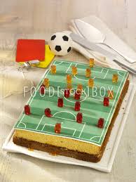 Mit weißer zuckerschrift die linien des spielfeldes aufmalen. Fussballfeld Kuchen Fussball Wm 2 Themen Highlights Foodstockbox Die Bildagentur Fur Foodaufnahmen Und Rezepte