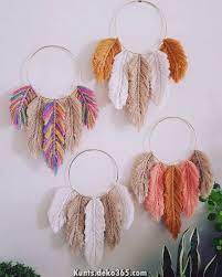 This wall hanging will add the perfect boho touch to any bedroom, nursery, or living room wall. Macrame Diy Super Problemlos Und Herrlich Denn Dekoration Design Magazin Crafts Easy Room Decor Yarn Crafts