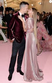 Ya son muchas las celebridades de hollywood y del mundo entero que han probado este controversial procedimiento que regenera el. Gisele Bundchen Et Son Mari Tom Brady Arrivees Des People A La 71eme Edition Du Met Gala Met Ball Costume Institute Benefit Sur Le Theme Camp Notes On Fas Purepeople