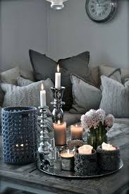 Wunderschone Wohnzimmer Deko Ideen Fur Couchtisch Mit Kerzen In Unterschiedlicher Grosse Und Wohnzimmer Gestalten Wohnzimmer Dekoration Ideen Wohnzimmer Modern