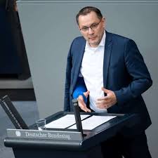 Tino chrupalla (born 14 april 1975) is a german politician, and member of the bundestag since 2017 of the alternative for germany (afd) party. Tino Chrupalla Vom Sachsischen Malerbetrieb In Den Bundestag Politik