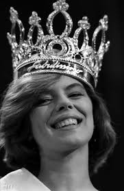 Have something nice to say about csilla molnar? Index Tudomany 30 Eve Olte Meg Magat A 16 Eves Magyar Szepsegkiralyno