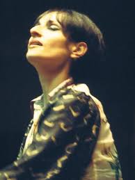 Tu bouges, tu bouges Je ne bougerai pas, j'attends Et rouge, et rouge Une  flamme s'en va, dansant ♫♪ 🎧 « Colère », 1972 Une chanson à la rythmique  des mots, avec