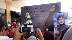 Bahkan honor tertingginya dikabarkan mencapai rp500 juta untuk sekali manggung. Dato Sri Siti Nurhaliza Comel Pipi Merah With Lyrics Gathering Sitizone14 Youtube