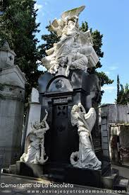 El cementerio de la recoleta es uno de los más importantes del mundo, por las personalidades que en él descansan, por su variada arquitectura, la calidad de las esculturas, la mayor colección de vitrales que embellecen sus bóvedas y una simbología funeraria que a veces pasa desapercibida para quienes lo visitan. Cementerio De La Recoleta Buenos Aires Cementerio Recoleta Buenos Aires Recoleta Buenos Aires