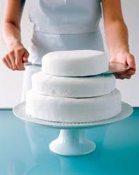 Zwei sich liebende menschen sind nun schon ein ganzes vierteljahrhundert verheiratet und gehen durch höhen und tiefen als mann und frau. Hochzeitstorte Selber Backen So Geht S Brigitte De