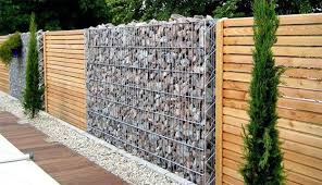 A beautiful design executed by the hands of an experienced. Beautiful Fence Designs Blending Various Materials For Unique Modern Walls