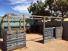 Get some wood pallets and follow these free greenhouse plans so you can build your own attractive and productive greenhouse. Green House Made With Pallets Easy Pallet Ideas