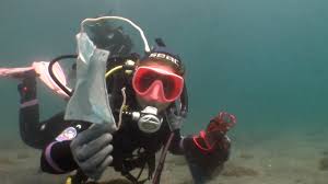 Mit einer vollgesichtsmaske kann man unter wasser ohne. Landesweite Aufraumaktion Taucher Saubern Den Meeresboden Vor Der Spanischen Kuste