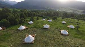 During the day the bucegi rises up. S A Deschis Primul Camping De Lux Din Romania Cat CostÄƒ O Noapte Intr Un Super Cort Foto Glamping Resorts Cool Places To Visit Beautiful Places To Visit