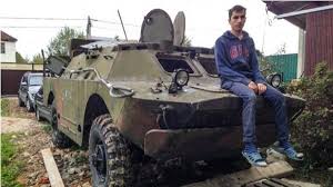 Aetilerist de frunte cu insemn. Un TanÄr De 25 De Ani Si A CumpÄrat Un Tanc De La Armata RusÄ Este Incredibil Ce Vrea SÄ FacÄ Cu El