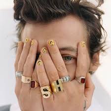 Harry Styles S Manicurist On His Best Nail Art Popsugar Beauty He has his perfectly unkempt hair and effortless style on lock, and now the in the past, he's worn red, silver, gray and yellow polish — but just in time for fall, styles opted for a dark shade, the edgiest nail look we've ever seen.