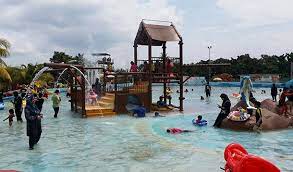 Di sungai batu pahat, terdapat sebuah ladang harum manis yang sangat besar. 19 Tempat Menarik Di Batu Pahat Panduan Bercuti Untuk Seisi Keluarga