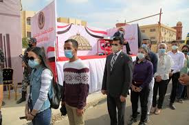 صورة لبيل غيتس يقف في طابور برغر بـ 8 دولارات. ÙˆØ²ÙŠØ± Ø§Ù„Ø´Ø¨Ø§Ø¨ ÙÙ‰ Ø·Ø§Ø¨ÙˆØ± Ø§Ù„Ù†Ø§Ø®Ø¨ÙŠÙ† Ù„Ù„Ø¥Ø¯Ù„Ø§Ø¡ Ø¨ØµÙˆØªÙ‡ Ø¨Ø§Ù†ØªØ®Ø§Ø¨Ø§Øª Ù…Ø¬Ù„Ø³ Ø§Ù„Ù†ÙˆØ§Ø¨ ØµÙˆØ± Ø§Ù„ÙŠÙˆÙ… Ø§Ù„Ø³Ø§Ø¨Ø¹