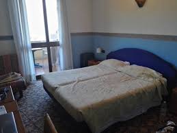 Doppelbett Klappbett Als Sofa Und Kleiner Schreibtisch Picture Of Hotel Meandro Gargnano Tripadvisor