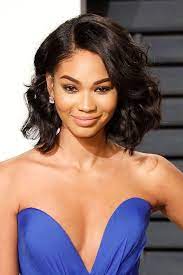 Kurzer Bob Mit Seitenscheitel Wellige Schwarze Haare Dunkelblaues Tragerloses Abendkleid Mittellange Haare Wellige Schwarze Haare Haare