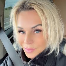 Stort grattis till Sandra Wikström som nu är färdig utbildad hovslagare!  Sandra har gått som lärling hos vår hovslagare Gunnar Näslund och gått med  mycket hos oss på kliniken för att verkligen