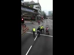 單車衝紅燈 youtube 車 道路 意外