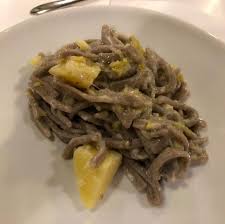Il 2 agosto 2002 è stata costituita l'accademia del pizzocchero di teglio con lo scopo di tutelare, promuovere e diffondere il pizzocchero di teglio e tutte le espressioni tipiche dell'enogastronomia della provincia di sondrio. Accademia Del Pizzocchero Di Teglio Storia E Tradizione Teglio