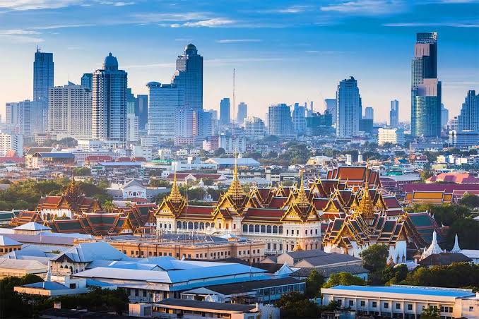 Rascacielos modernos junto a un templo budista en Bangkok.