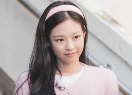 Chủ tịch Jennie gây sốt với loạt ảnh lão hóa ngược bên Yoo Jae Suk, nhìn  tưởng tân binh Kpop thế hệ 5