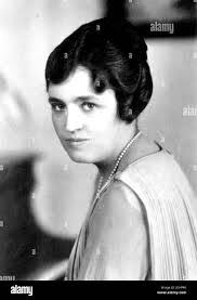 Sara Delano's Instagram, Twitter & Facebook