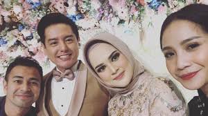 Kabar itu diungkapkan oleh perempuan yang akrab disapa chika itu di. 8 Gaya Kocak Artis Di Resepsi Roger Danuarta Dan Cut Meyriska Seru Abis