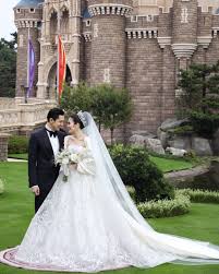 Ingin bekerja di luar negeri dengan nyaman dan bergaji besar? 10 Gaun Pernikahan Publik Figur Indonesia Bak Princess Negeri Dongeng