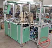 Máquina automática de pregar e instalar o cabo de madeira com escova de  pintura