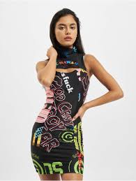 The best choice online for urban clothing is at zumiez.com where shipping is always free to any zumiez store. Gcds Damen Kleid K Hawaii In Schwarz 795722